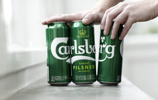 Konec plastových držáků. Carlsberg pivo slepuje!