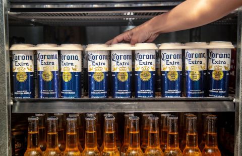 Pivní značka Corona testuje obaly zcela bez plastů