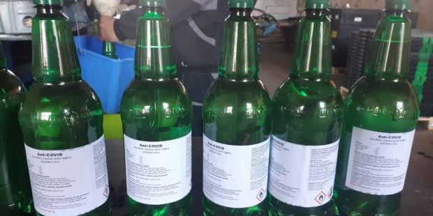 Pivovar Krušovice věnuje PET lahve k distribuci dezinfekce a představuje nový spot