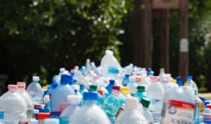 Redukci jednorázových plastů v Česku posvětil i Senát