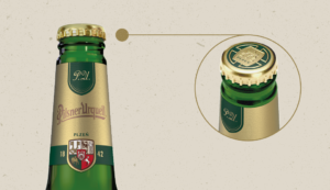 Ikonická lahev Pilsner Urquell se mění. Hliníkovou folii nahradí plně recyklovatelná zlatá etiketa