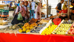 V následujících letech si ve Francii zeleninu a ovoce zabalené do plastu nekoupíte