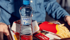 McDonald’s díky pramenité vodě Rajec v recyklovaných PET lahvích ušetří ročně 26 tun plastu