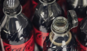 Neoddělitelná víčka zákazníci Coca Coly vidí jako problematická