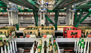 Nová automatizovaná linka Prazdroje vytřídí přes 80 tisíc lahví za hodinu