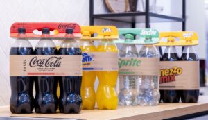 Coca-Cola nahrádza plastové držiaky za udržateľné obaly na báze vlnitej lepenky