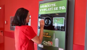 Kaufland a Lidl rozšiřují možnost zpětného odběru PET lahví a plechovek do dalších měst