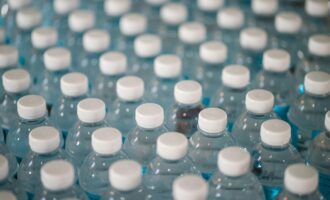 V Česku se recykluje jen 49 % PET lahví a 26 % plechovek, ke zlepšení má pomoci zálohový systém