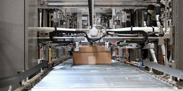 DHL SC spustila v Jirnech plně automatizovanou balicí linku